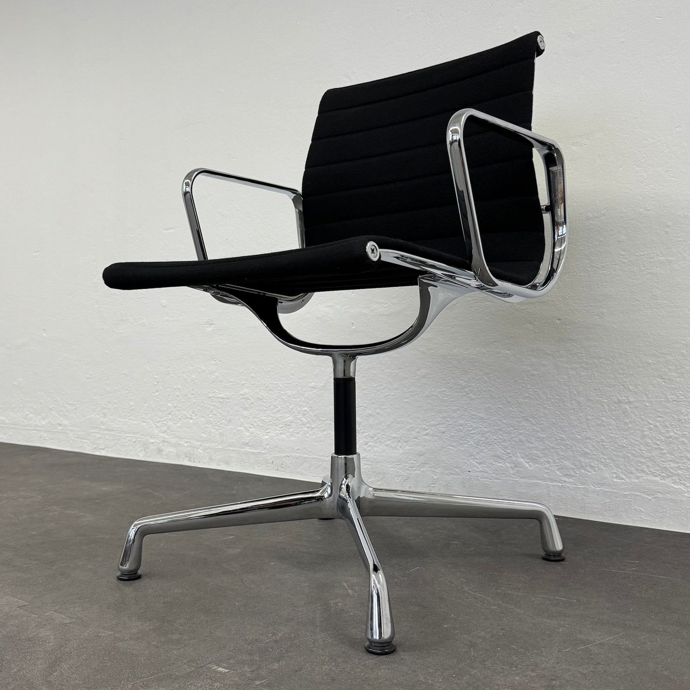 Sedie: Vitra Eames Alu Chair EA104 Hopsak – Usato da Schönenwerd venduto da mcofficeshop 6