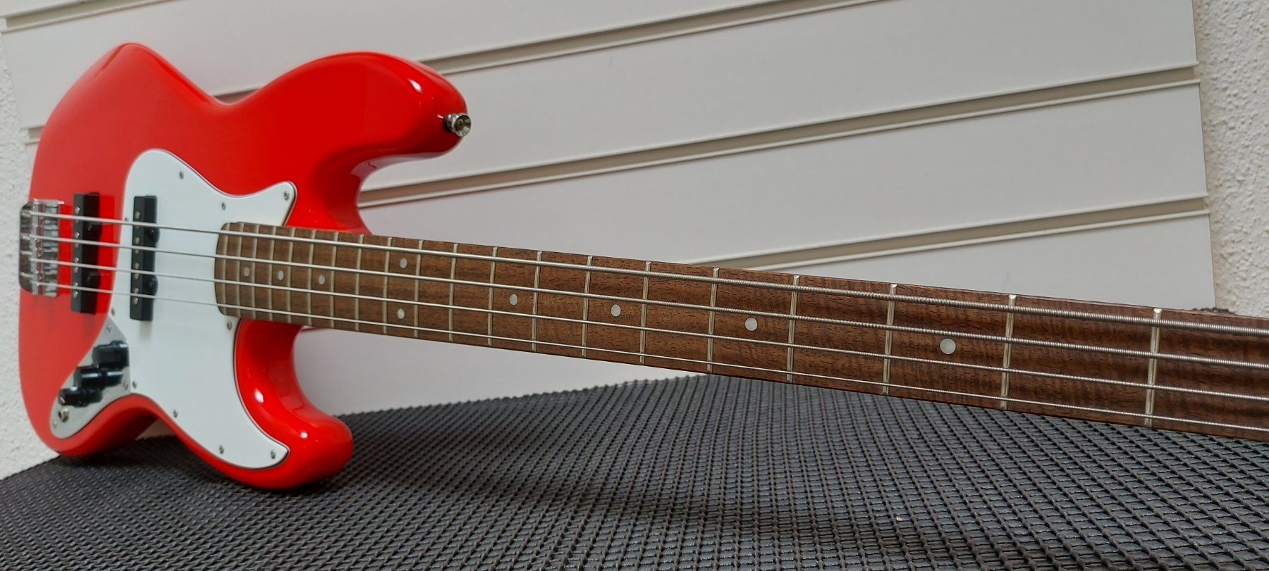 Strumenti musicali: Fender Squier Jazz e-bass frisch ab service – Usato da Glattbrugg venduto da Swissmusik 2