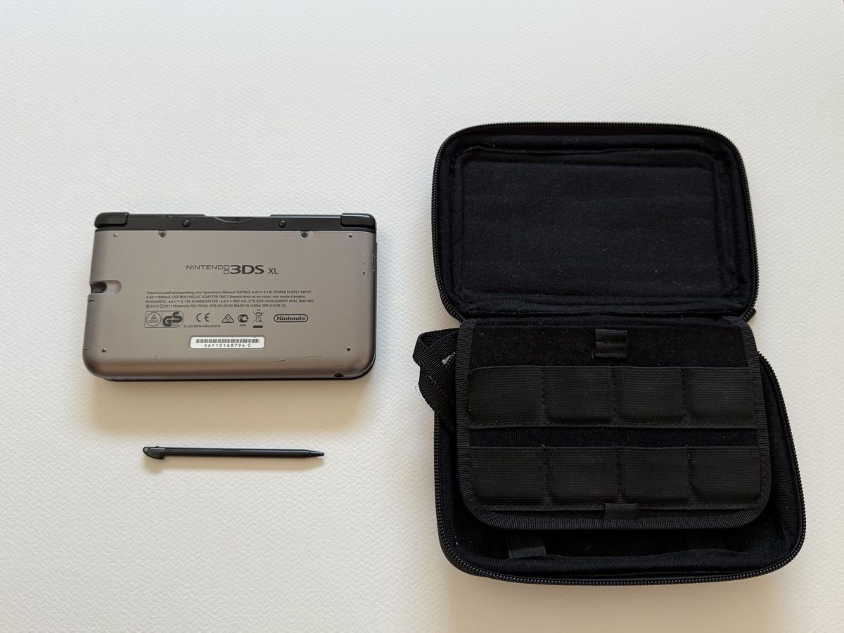 Nintendo Console: Console Nintendo 3DS noire avec stylet et housse – Usato da Neyruz FR venduto da Paw_ket-Steal 3