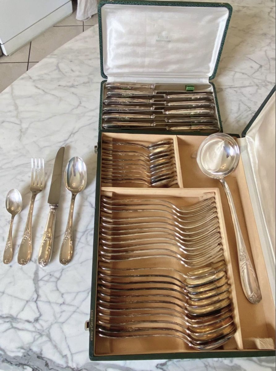 Set di piatti: Ménagère en métal argenté – Usato da Genève venduto da Oscar-111 4