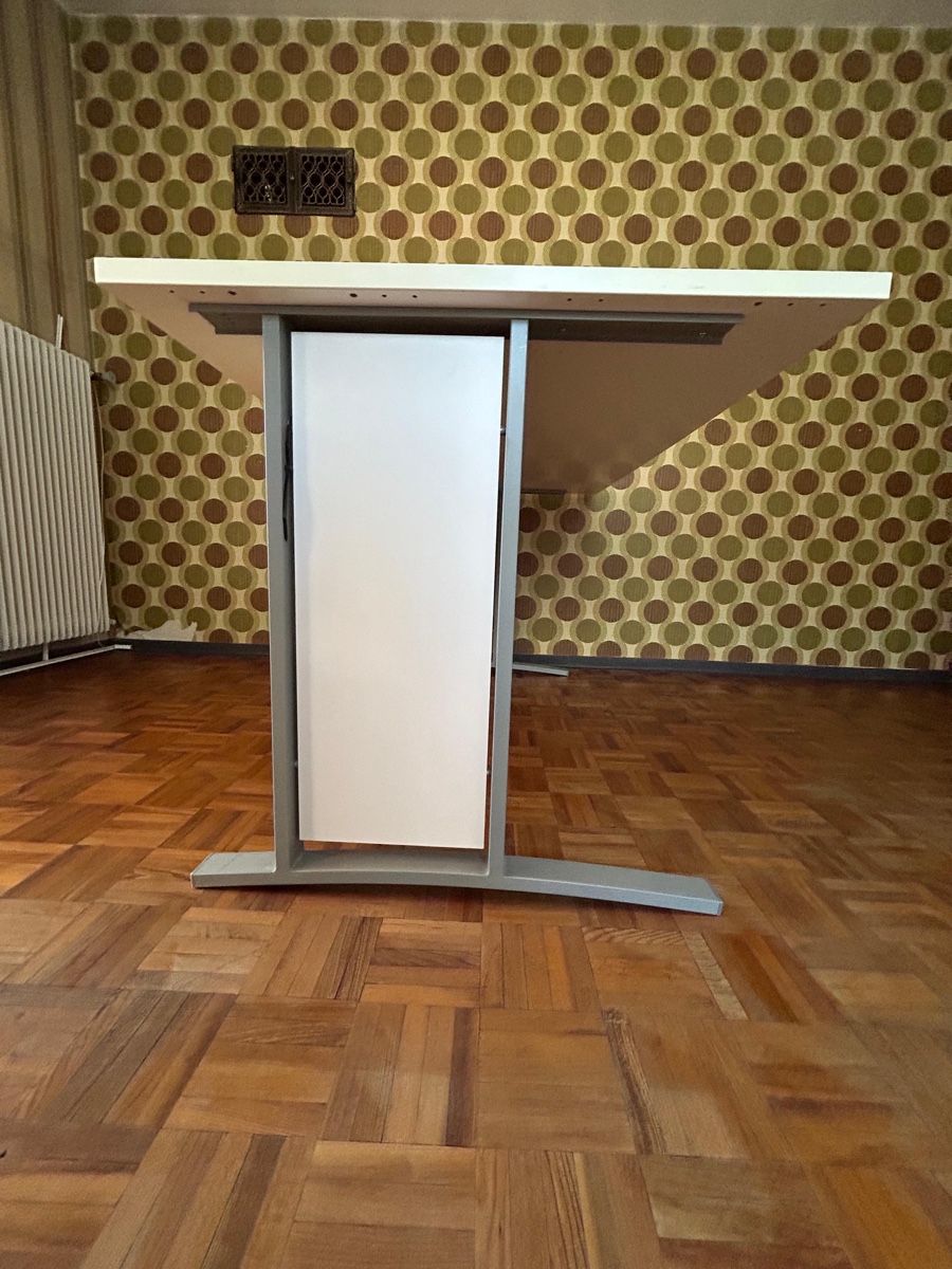 Schreibtische: Großflächiger, solider Schreibtisch – Gebraucht aus Niederuzwil von Princess5 2