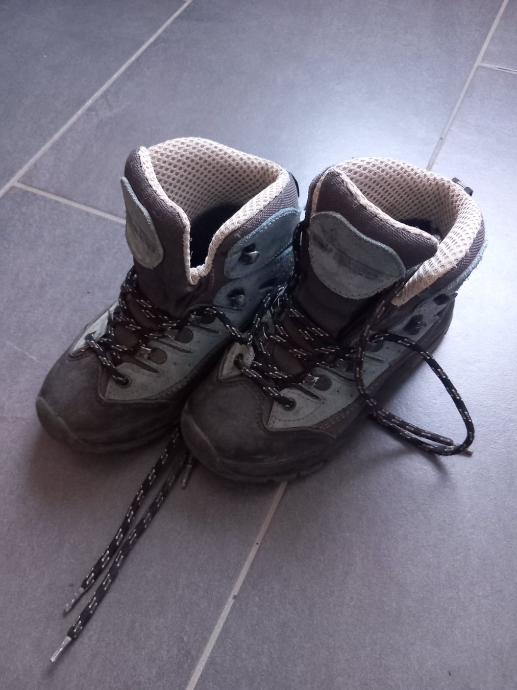 Everest Scarpe per ragazzi: Wanderschuhe everest 28 – Usato da Nassen venduto da Andreakocnar