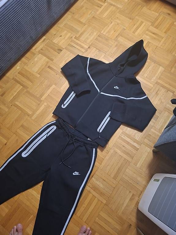 Completi: Nike Tech Fleece Traingsanzug – Usato da Wetzikon ZH venduto da cet_6fbf 1