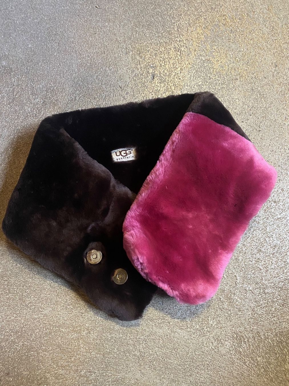 Foulard & Sciarpe: Écharpe UGG Femmes Taille unique – Nuovo e nell'imballaggio originale da Orbe venduto da D-stockFactory-Orbe 1