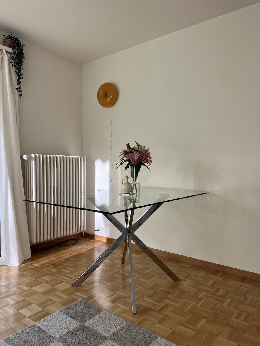 Tavoli: Neuer Glastisch mit Chrombeinen (2 Monate alt) – Usato da Zürich venduto da CXClouds 1