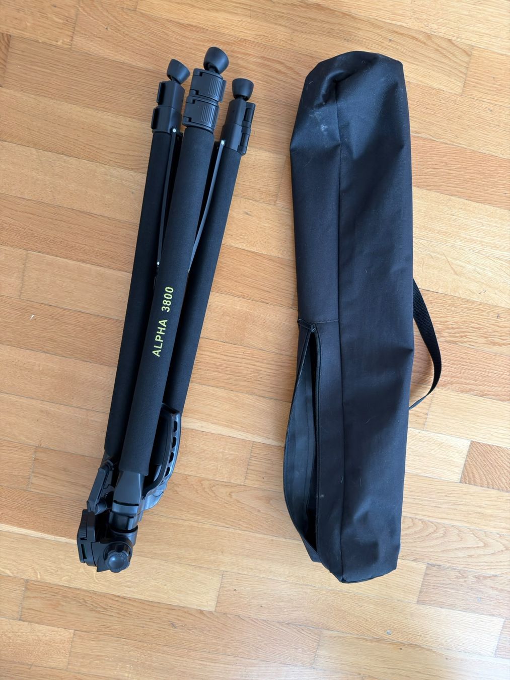 Treppiedi & Teste: Stativ ALPHA 3800 mit Tasche, neuwertig  – Nuovo (secondo la descrizione) da Reinach AG venduto da Rousseau_J 3