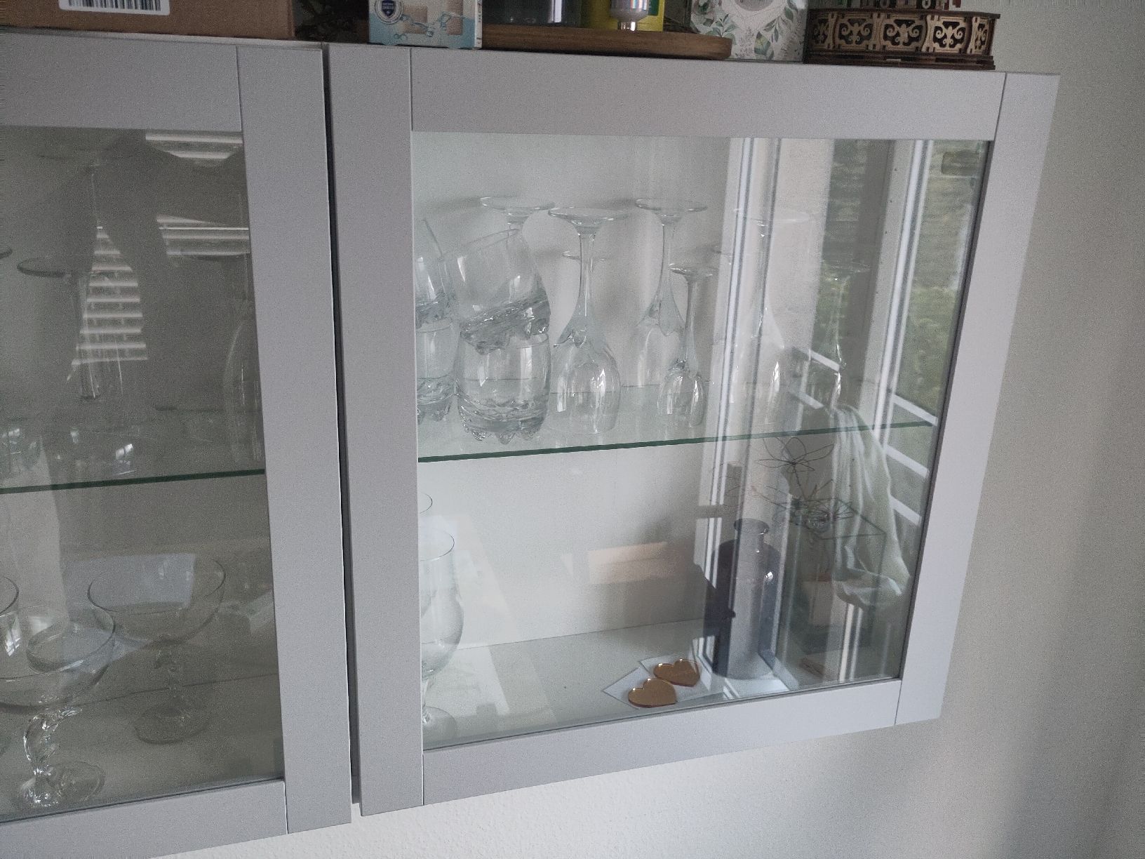 Ikea Regale: 2x Ikea Besta Vitrine – Gebraucht aus Münchenstein von Leo_Hofer