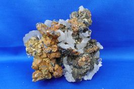 Calcit (UV), Quarz, Sphalerit und Coselit auf Pyrit