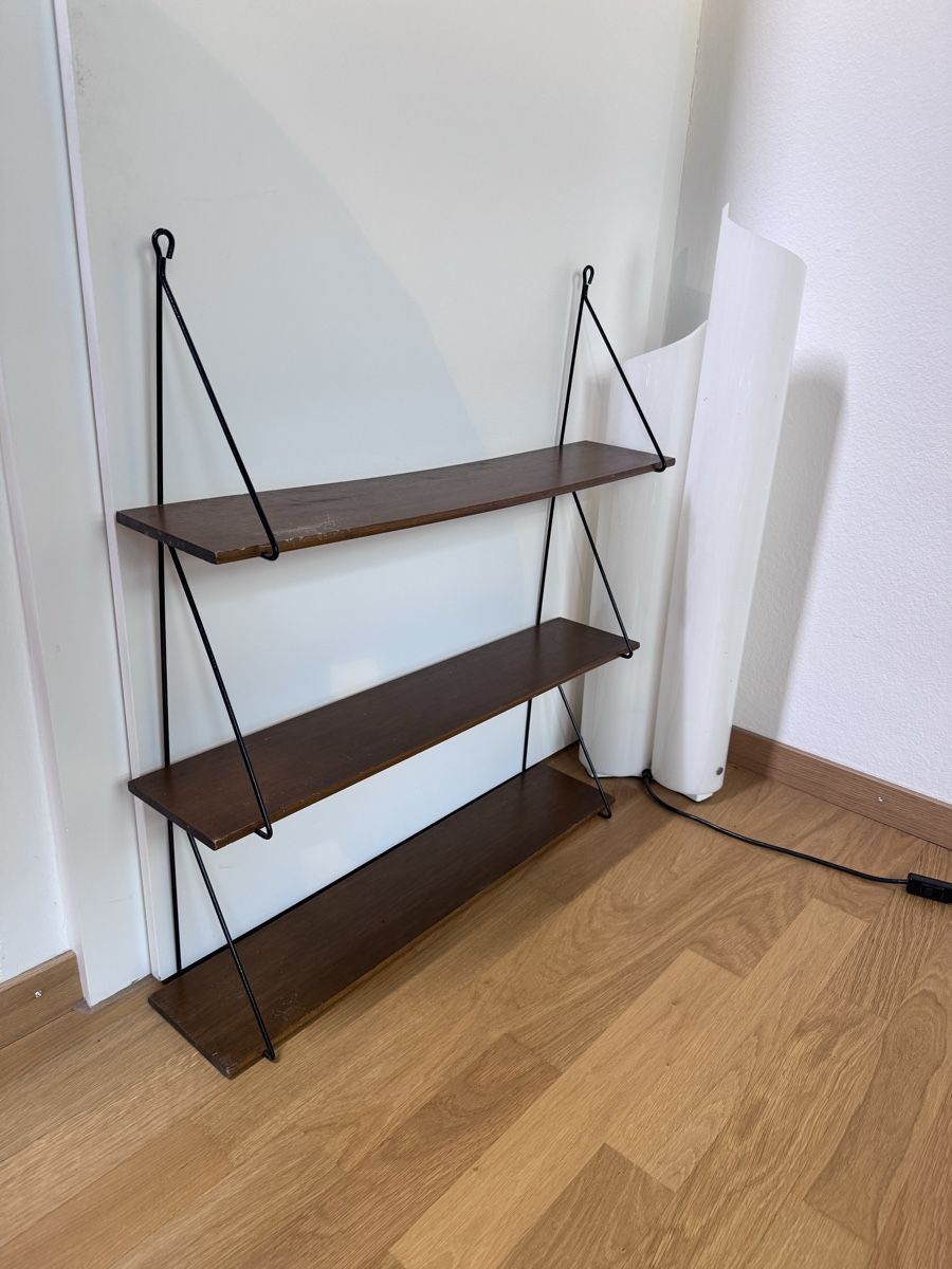 Regale: Vintage Stringregal mit Holzbretter 70er Design – Gebraucht aus Luzern von dannaddannad