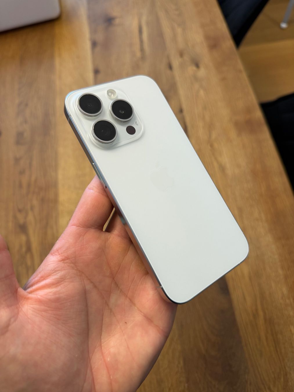 Apple Telefoni cellulari / Smartphones: Iphone 15 pro 256GB Titan Weiss – Usato da Flaach venduto da Gjergj_Kastrioti 1