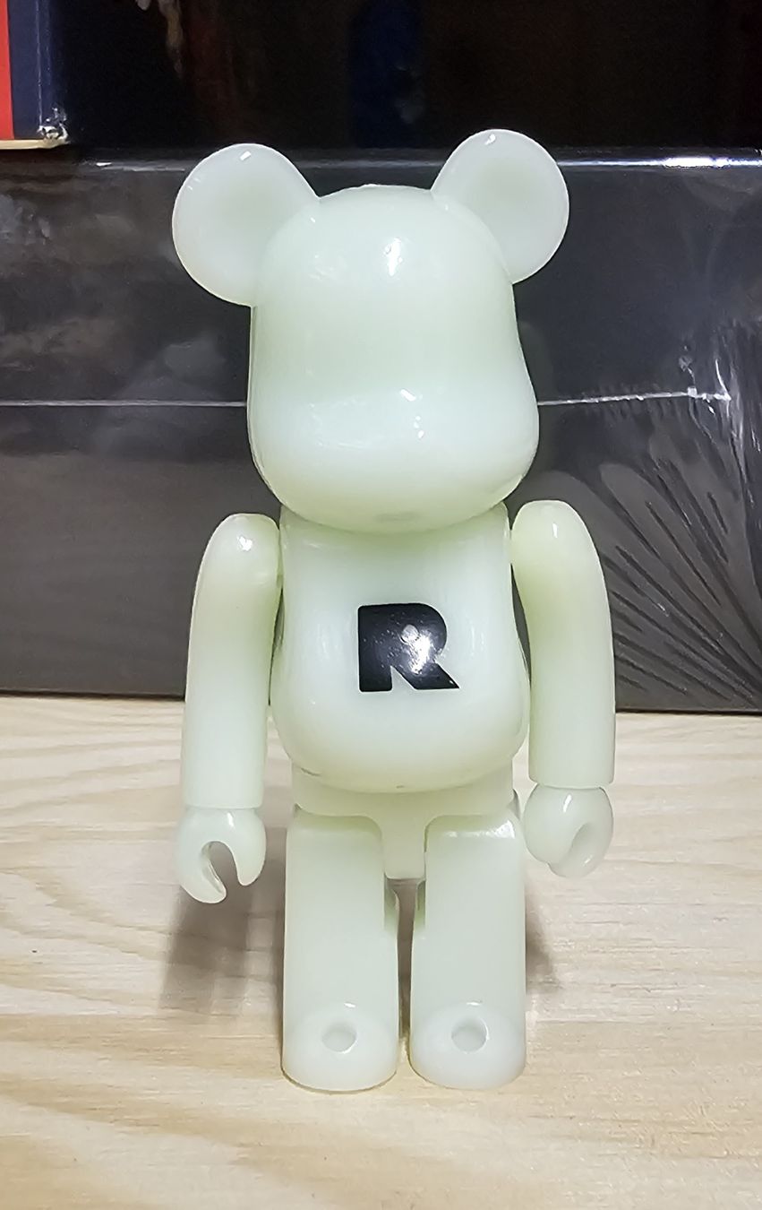 Medicom Toy Figuren: Bearbrick 100% Series 44 Basic - R – Gebraucht aus Cham von WFRRichter