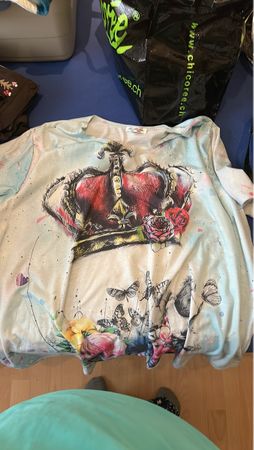 Einzigartiges T-Shirt im Jugendstil-Design mit Schmetterling