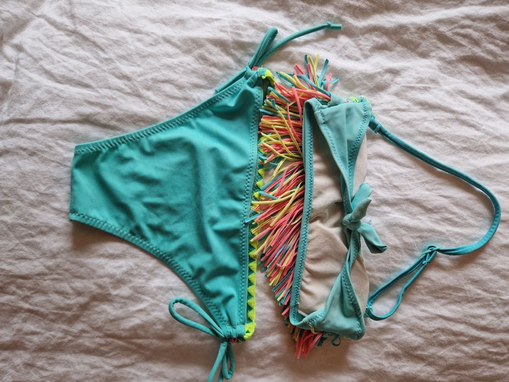 Badekleider & Bikinis: Fransenbikini, türkis mit bunten Details, Grösse 122 – Gebraucht aus Gwatt (Thun) von Letzte-Chance-III 1