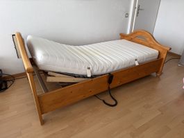 Elektrobett mit Lattenrost und Matratze