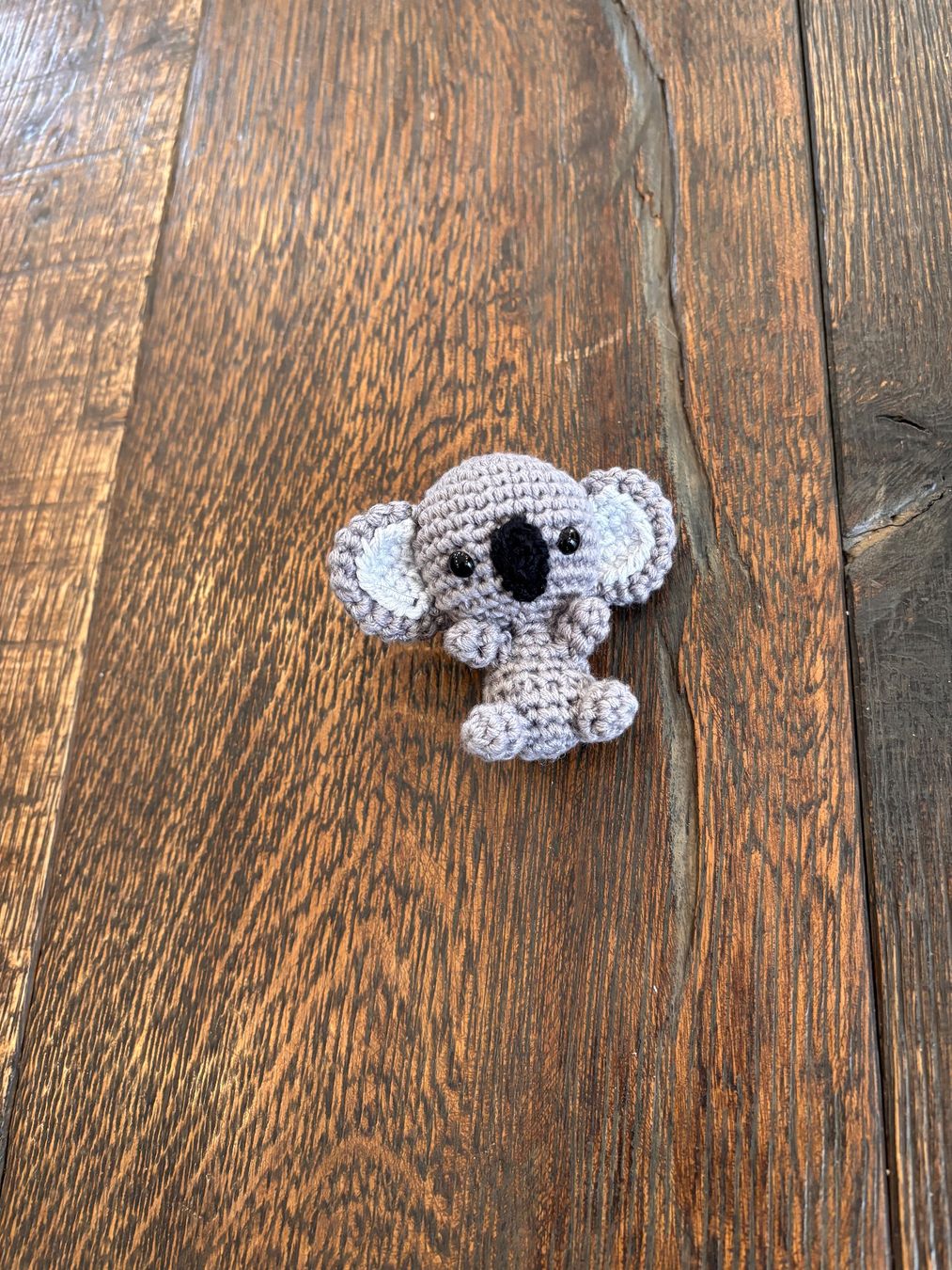 Giocattoli: Handgemachter mini Koala, gehäkelt, süss als Geschenkidee! – Nuovo (secondo la descrizione) da St. Niklaus VS venduto da loumonrohandmade