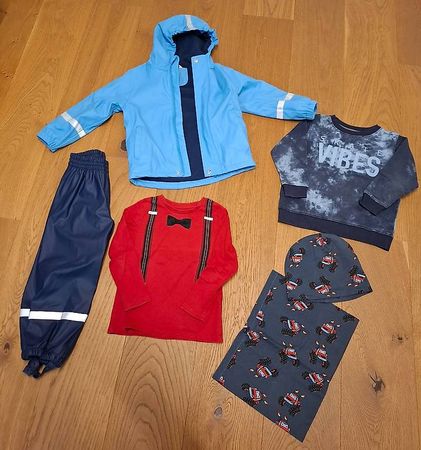 Kleiderpaket Jungs Gr. 104 (Regenjacke, Regenhose, Pullover)