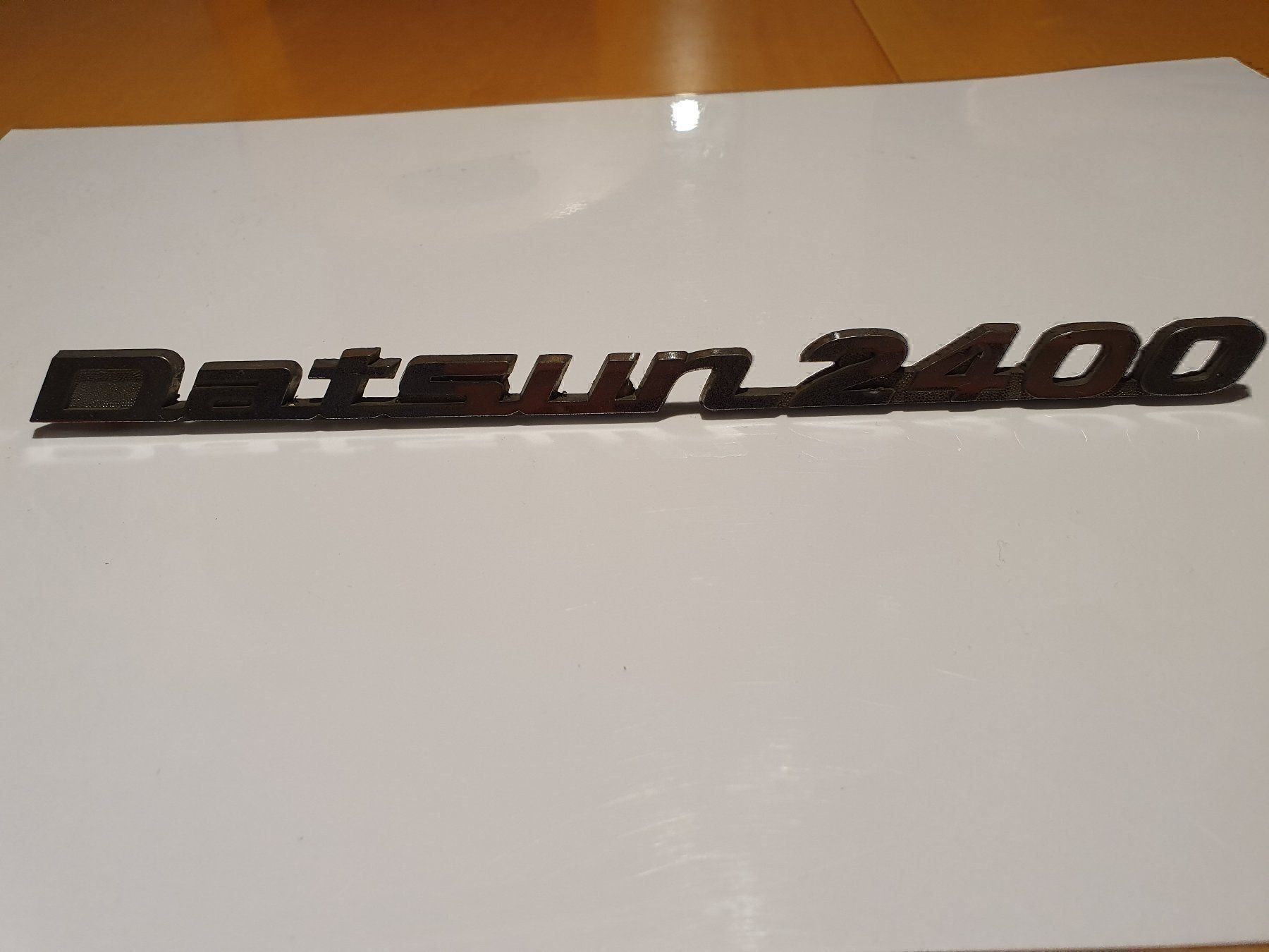 Tutti pezzi di ricambio auto: Datsun 2400 Emblem   ,  versand kosten  für 14.-Fr. – Usato da Aesch BL venduto da Sommer755