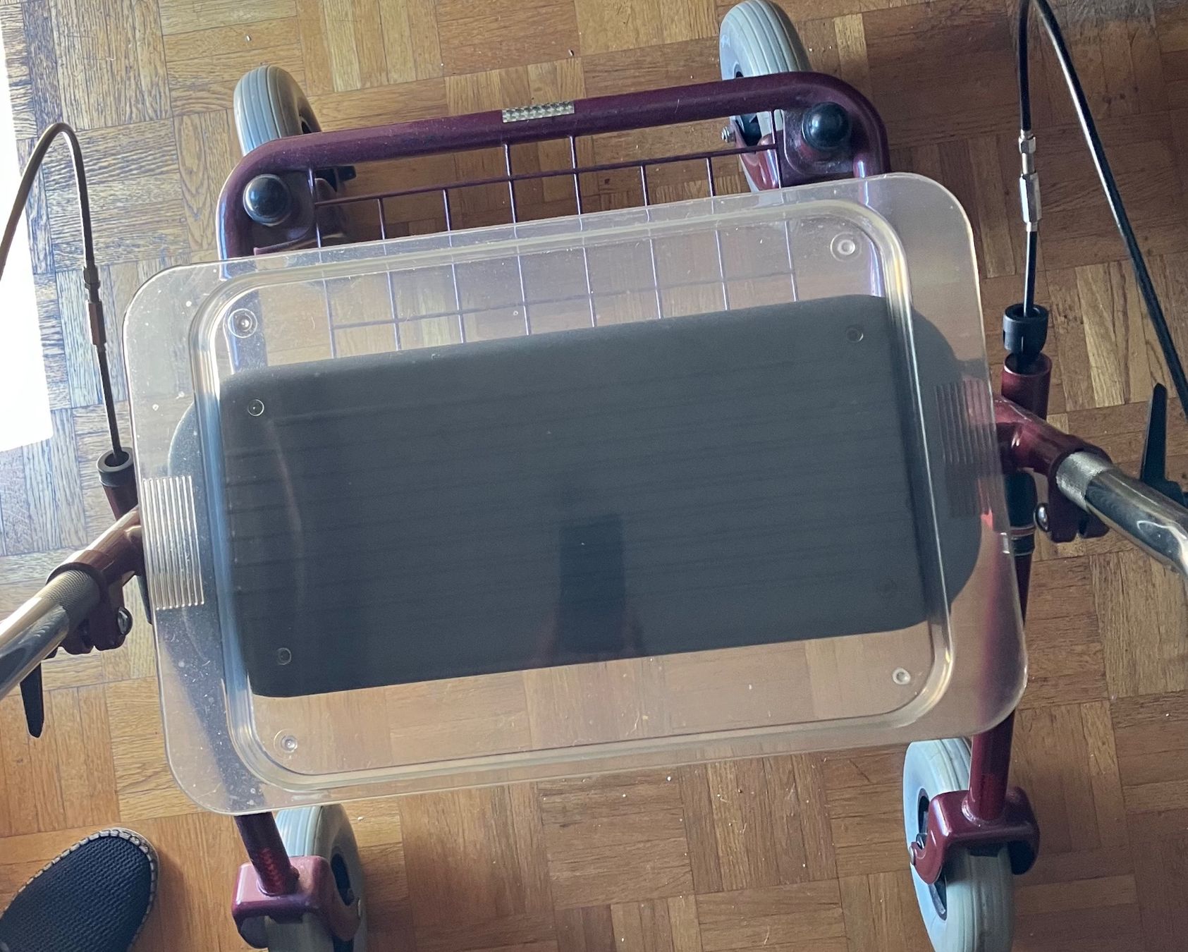 Aides à la marche: Rollator mit Sitz und Tablett – D'occasion à Pfeffingen par Deggaff 2