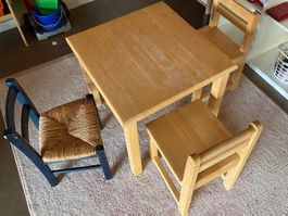 Holztisch mit 3 Stühlen