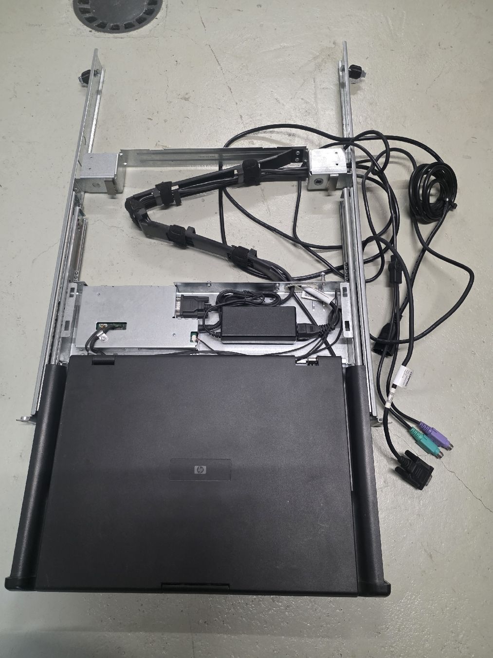 Hewlett Packard Server: HP Rack Konsole mit Aten Master View KVM Switch Set – Usato da Bad Zurzach venduto da Schaeubli-Group 1