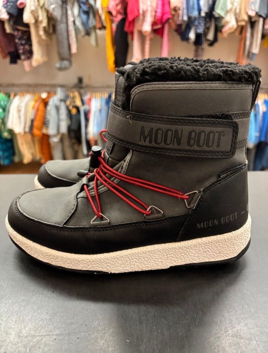 Moon Boot Schuhe für Jungen: Moon Boot Schneestiefel, Grösse 35 – Gebraucht aus Füllinsdorf von Ilnomi