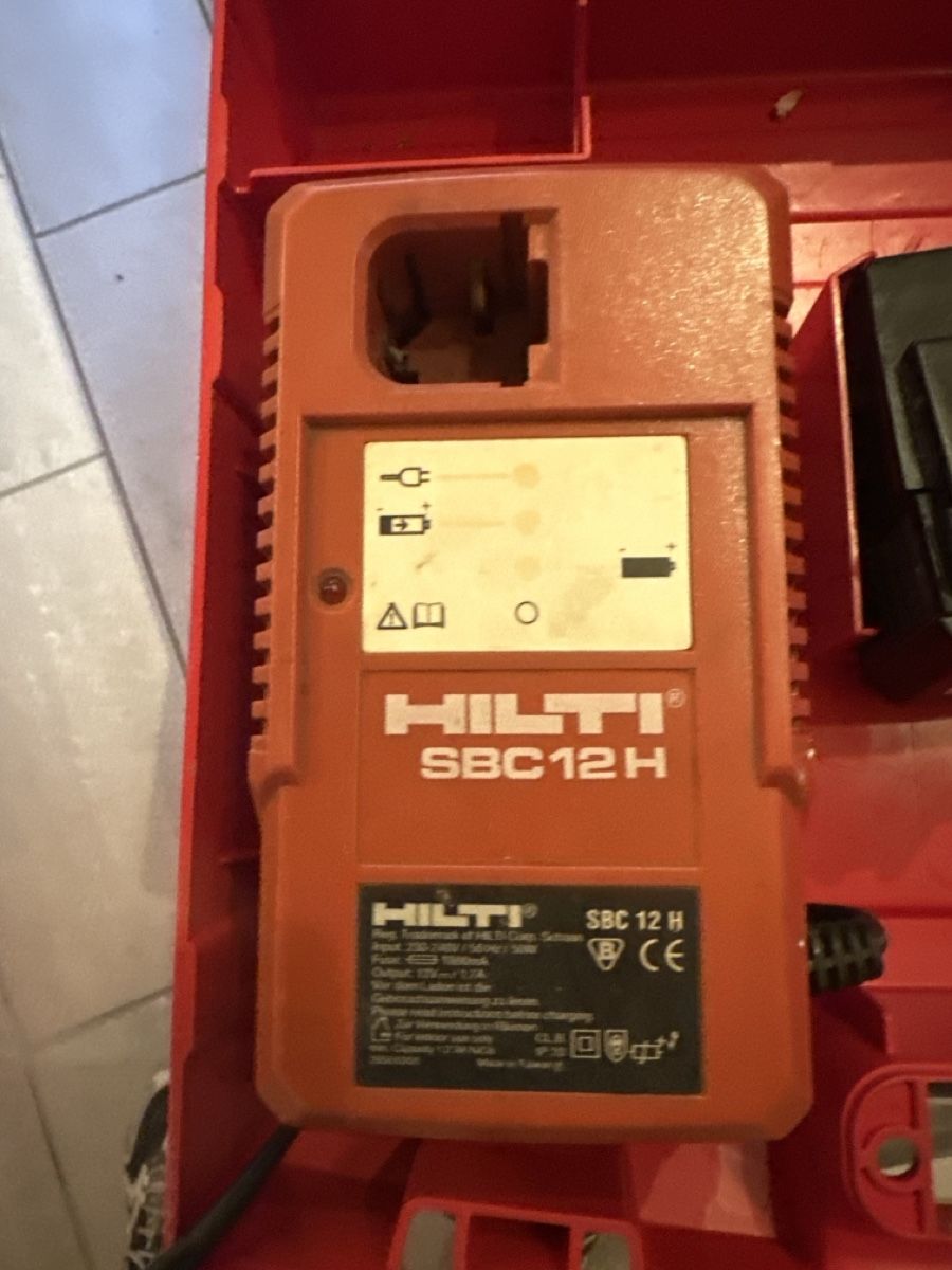 Hilti Caricatori & Batterie: Accu und Ladegerät plus Koffer  – Usato da Küsnacht ZH venduto da hooch63 2