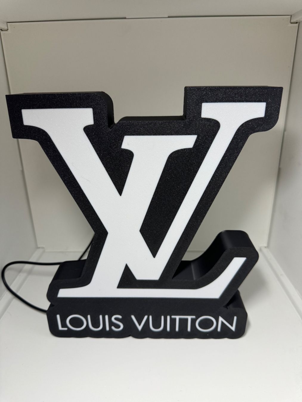 Lampade: Logo lumineux Led Louis Vuitton – Nuovo (secondo la descrizione) da Vicques venduto da PAMB3D 1