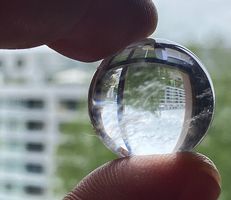 Natürliche Quarzsphäre, perfekt transparent.