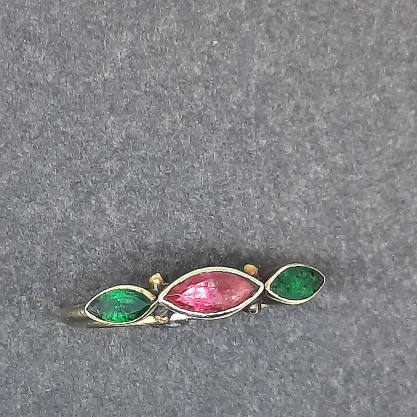 Anelli: Entzückender Goldring mit Edelsteinen – Usato da Unterägeri venduto da Altgoldschmuck 2