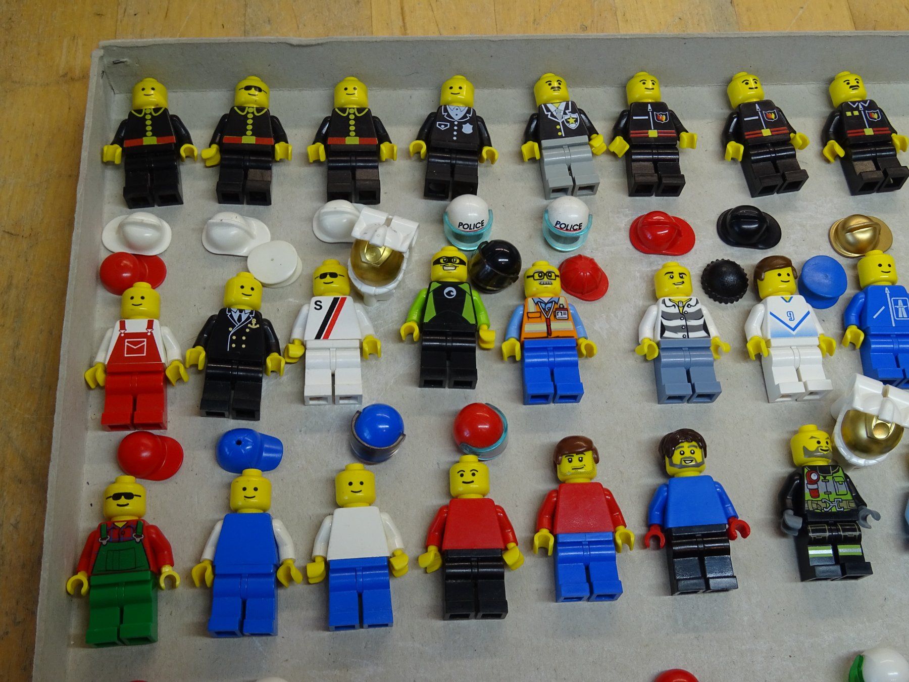 Lego Kit di costruzioni: Lego 40 x Minifigs / Männchen / 2 – Usato da Wohlen AG venduto da Bricktoys 1