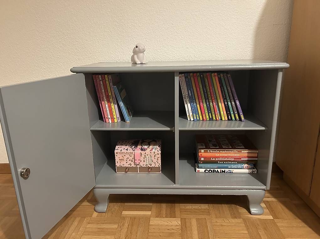 Cassettiere: Jolie commode/ bibliothèque vintage grise  – Usato da Versoix venduto da Videdressing_Lo 1