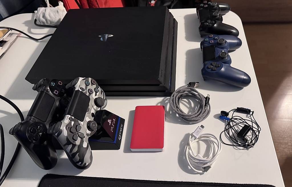 Console: PS4 Pro 1TB + 4 Controller + Headset | Komplettset – Usato da Effretikon venduto da nil_vl8c 2