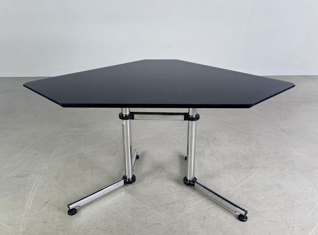 USM Bureaux: USM Eck-Schreibtisch Kitos schwarz Eiche – D'occasion à Egg b. Zürich par addymini