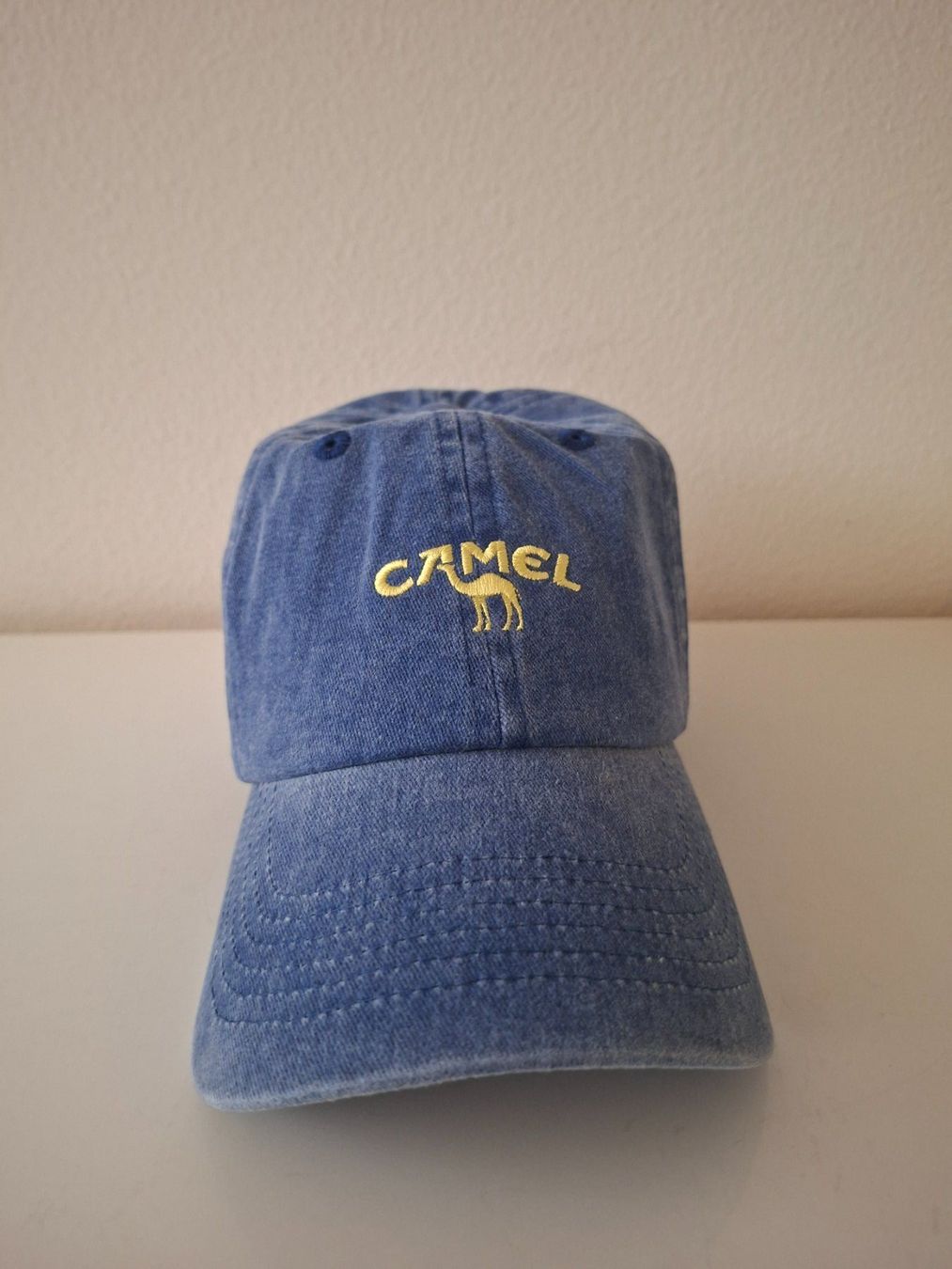 Hüte, Mützen & Caps: Cap  "Camel"  gestickt  Jeansstoff  blau   neu – Gebraucht aus Zürich von Daniel517