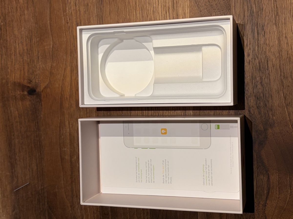 Apple Telefoni cellulari / Smartphones: Boîte iPhone 8 – Nuovo (secondo la descrizione) da Le Cerneux-Péquignot venduto da dav_57m2 2