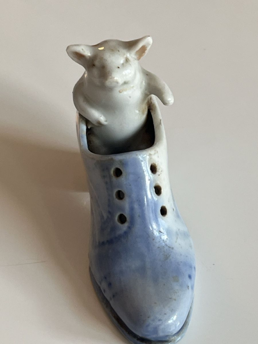 Statuette: Antik porcelain Schwein im Schuh – Usato da Brienz BE venduto da hey_z9vg 1