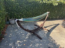 Hängematte mit massiver Holzkonstruktion