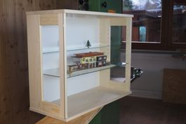 Vitrine für allerlei Sammler Tablare mit Treppensystem