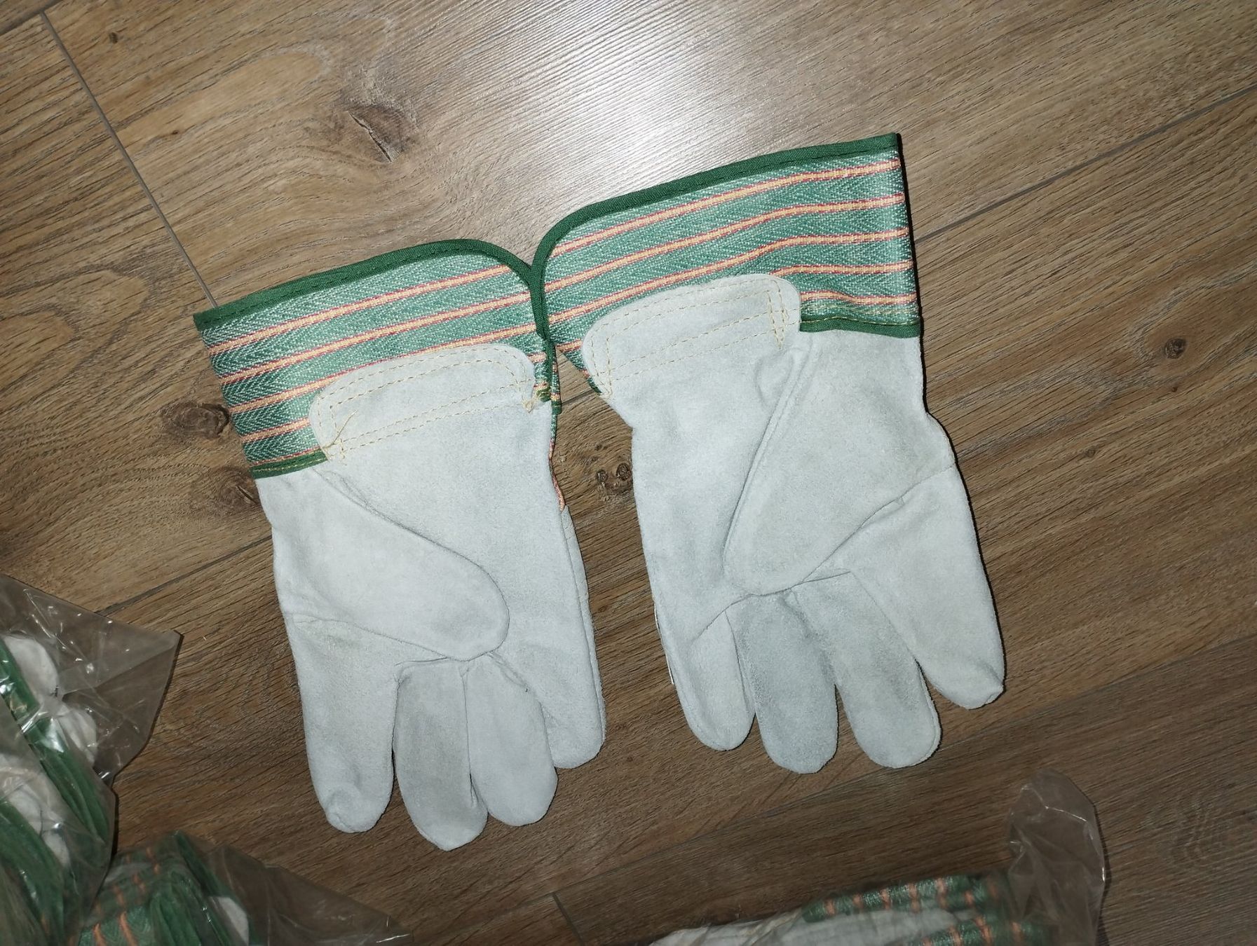 Gants & mitaines : Arbeitshandschuhe Rindvolleder 1 Pack mit 10 Paar – Neuf avec emballage d'origine à Dallenwil par Mnied 2