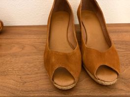 Damenschuhe mit Keilabsatz für den Sommer, cognac Gr. 38