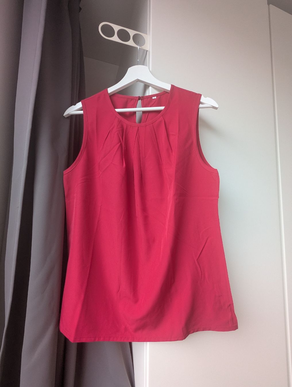 Top: Berry Red Sleeveless Top - Size M – Nuovo (secondo la descrizione) da Dietikon venduto da ste_x7tj