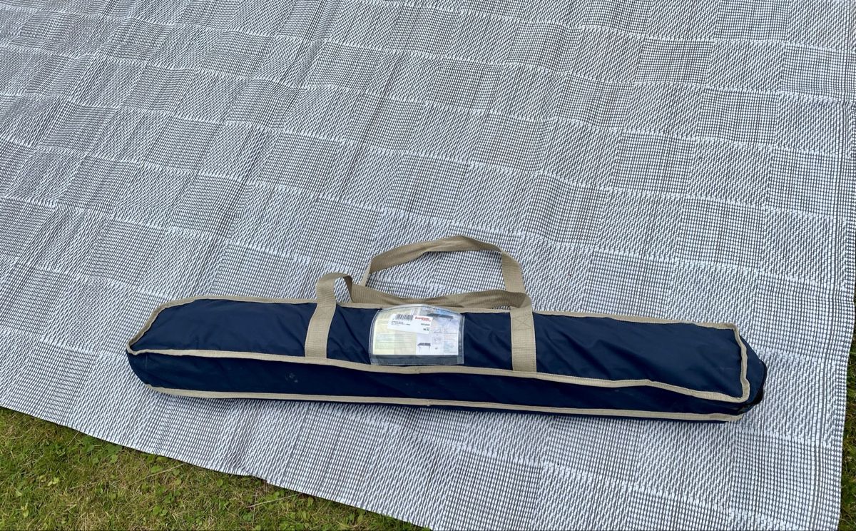 Tavoli: Grosser Campingtisch mit Campingteppich – Usato da Dürnten venduto da Cindy4
