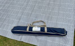 Grosser Campingtisch mit Campingteppich