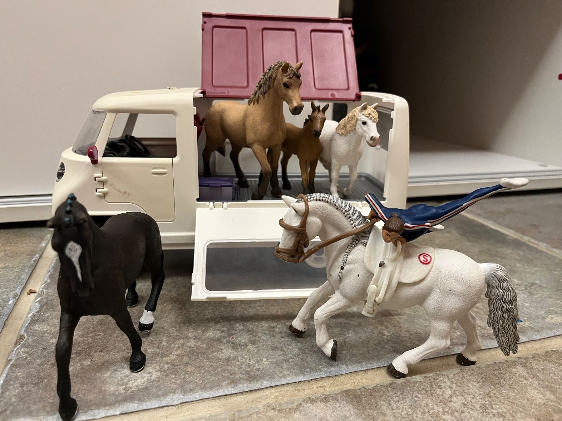 Schleich Spielzeuge: Schleich Pferde Transporter Set – Gebraucht aus Zürich von Nellyliva01