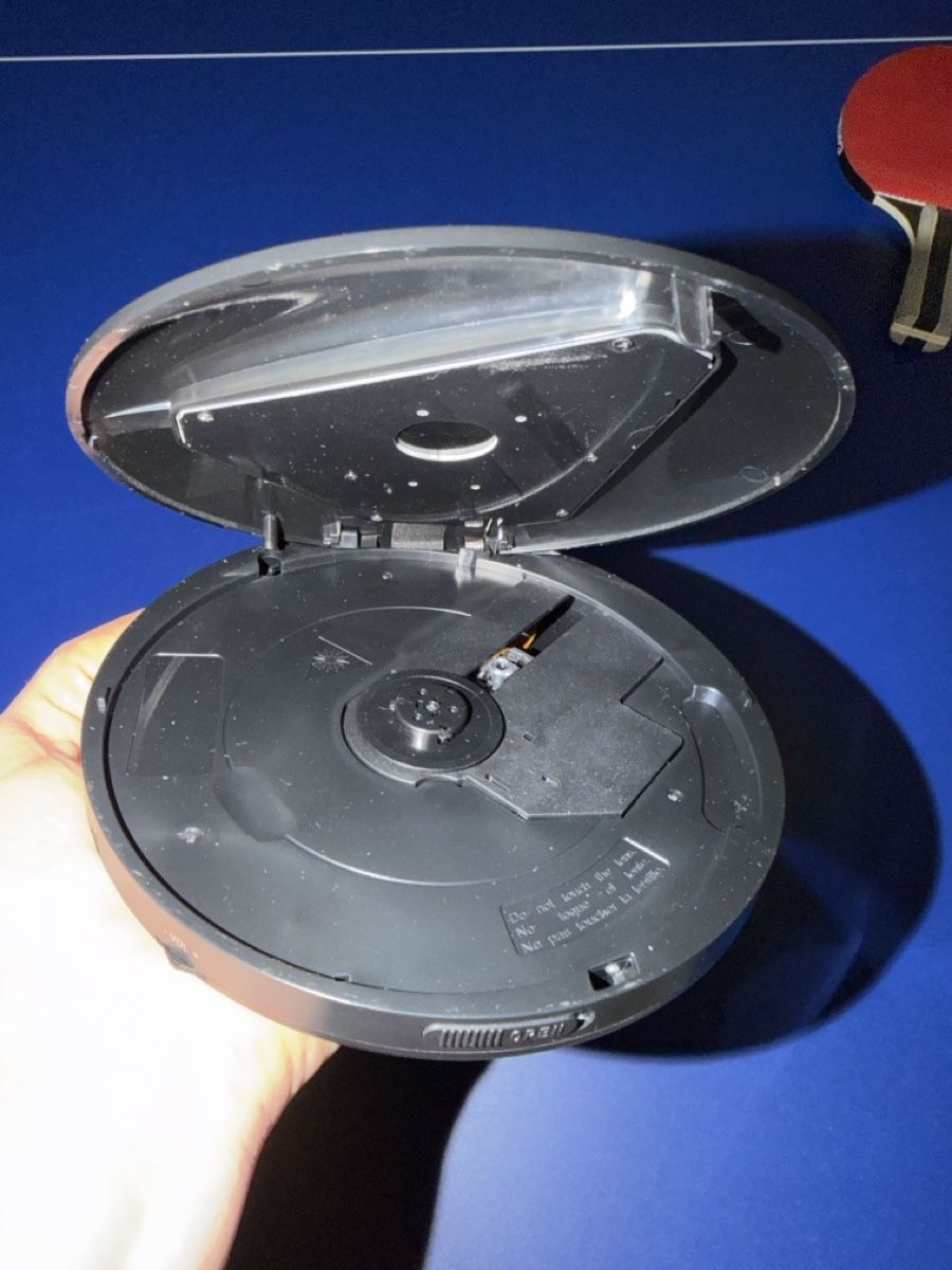 Lettore multimediale portatile: Tragbare CD player Discman – Usato da Tübach venduto da micca 1