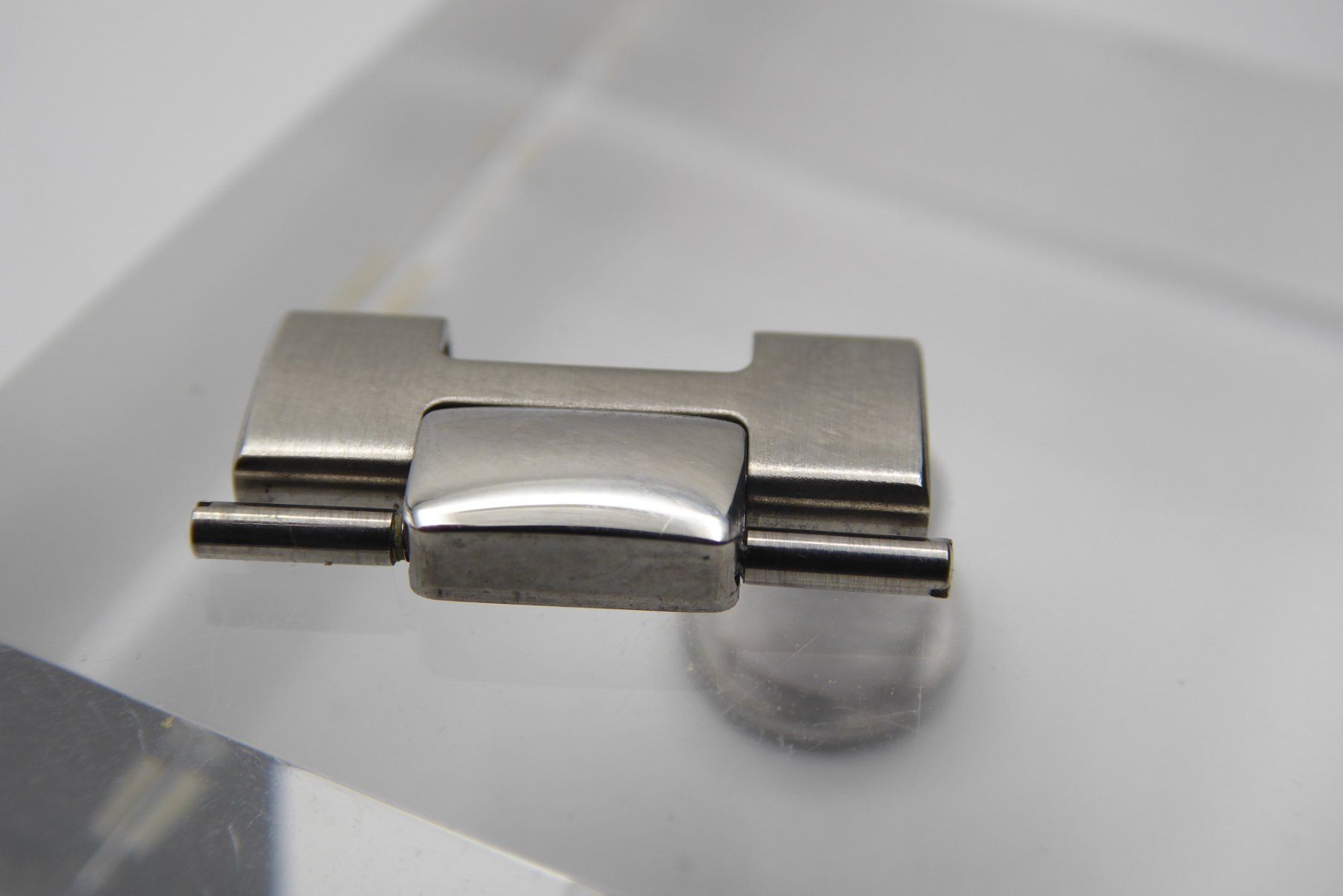 Patek Philippe Montres: Patek Philippe Nautilus link screw 17mm – D'occasion à Geneve par adr_xk6n 5