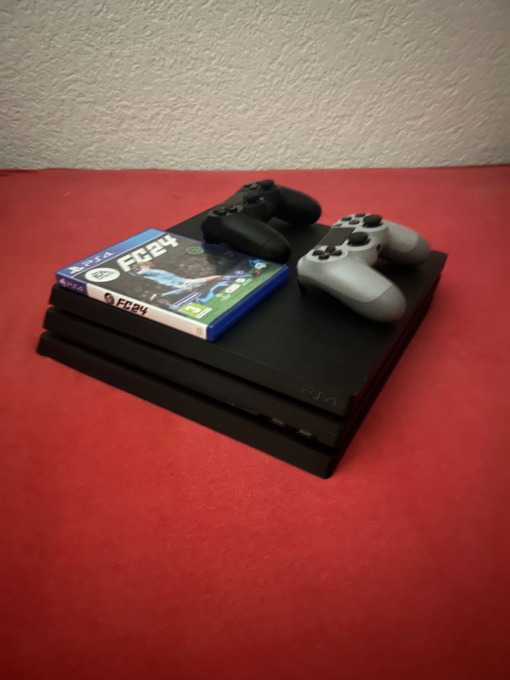 Sony Konsolen: Playsation 4 pro, 2 Controller, FIFA24 Game – Gebraucht aus Gelterkinden von jeg85 1
