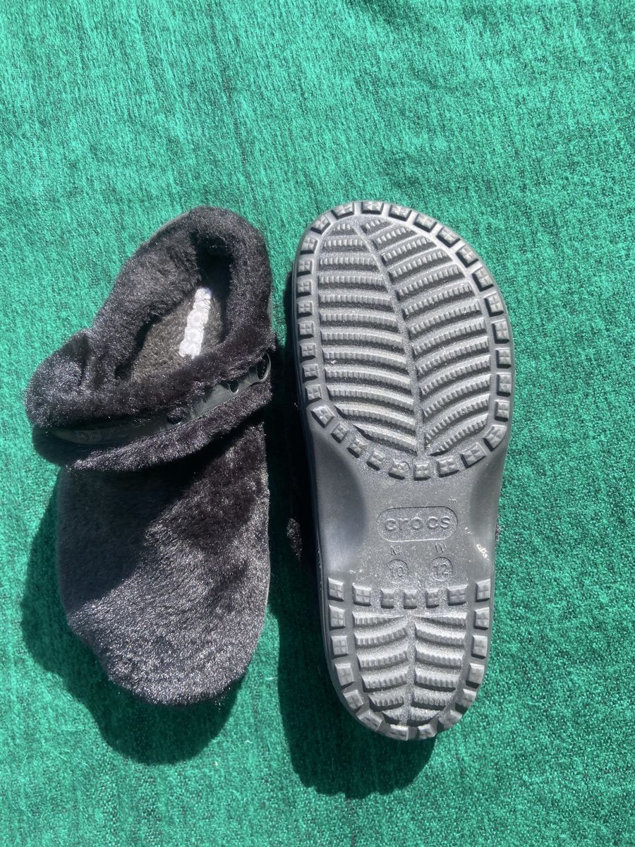 Crocs Chaussures hommes: Crocs mit Fell – D'occasion à Allschwil par McKai