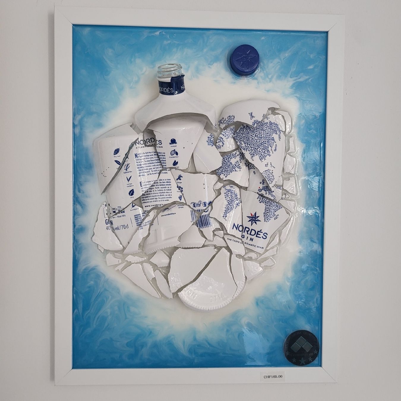 Tableaux: Nordés Gin Flasche Kunstwerk Assemblage gerahmt Unikat – Neuf avec emballage d'origine à Basel par cer_ht9c