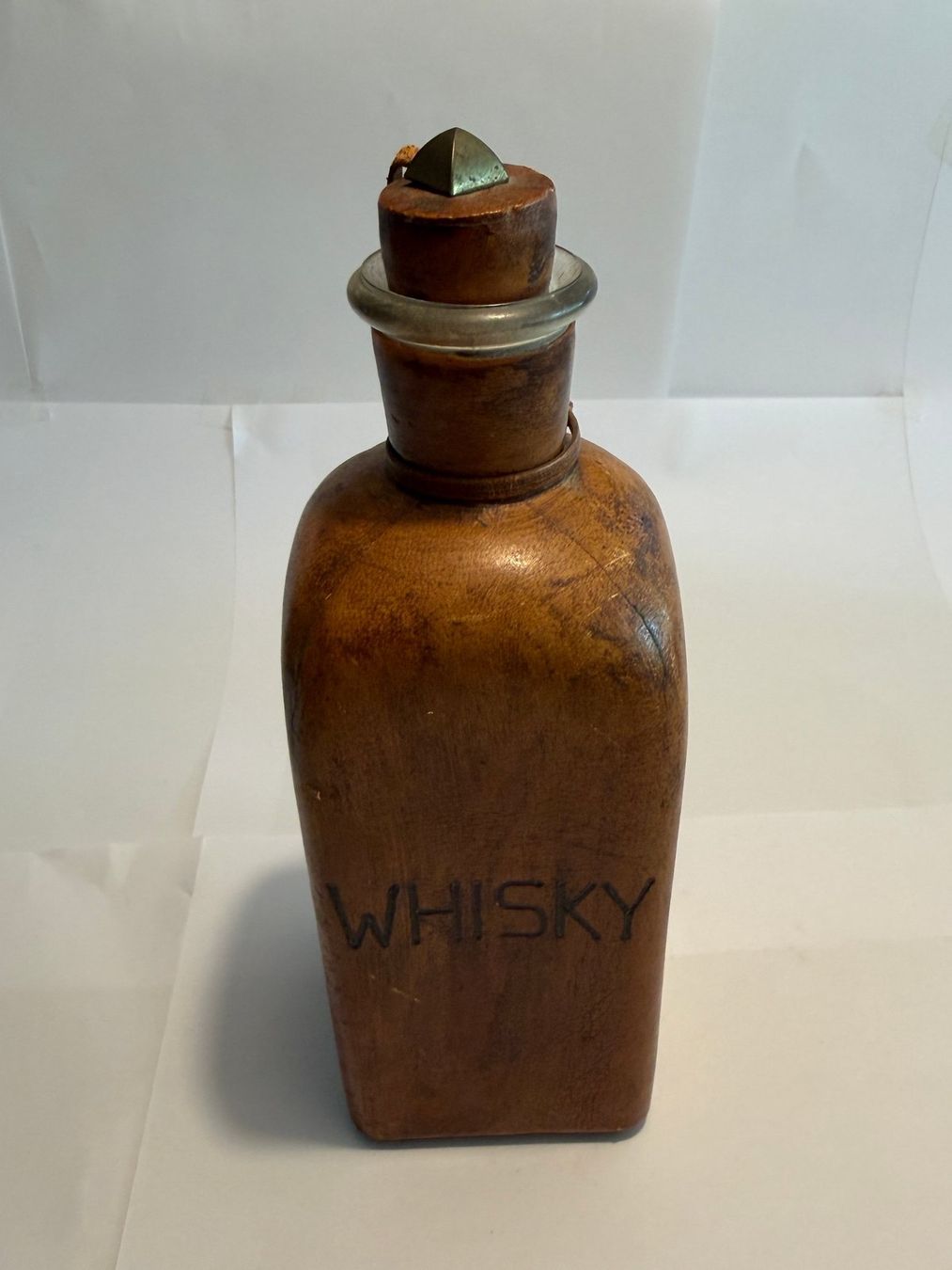 Karaffen: Whisky-Karaffe mit brauner Lederhülle, Spanien, 26 cm – Gebraucht aus Zürich von Andreae_ZH 3